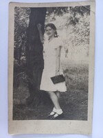 Régi fotó Fiatal fehér ruhás nő portréja parkban, Budapest, 1933. július 11.