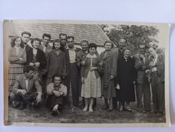Régi fotó Magyar társasági csoportkép zenésszel és szaxofonnal, 1956 Battonya