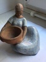 Tálat tartó űlő nőalak, Benkovics Anna kisplasztikája. A máz nélküli részen természete, terrakotta..