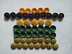 Vintage sárgás zöldes barnás gomb 16-19 mm 49 db