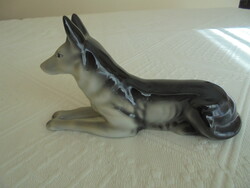 Békésen figyelő porcelán németjuhász kutya