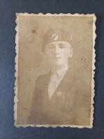 Régi fotó Sapkajelvényes egyenruhás fiatalember portréja, 1947
