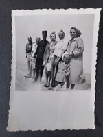 Régi fotó Kirándulócsoport egyenruhás férfival a Balaton partján -  Siófok 1940