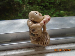 Kézzel készített szignós gyanta NETSUKE  SHIMANAWA-t tartó figura