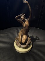 Moren jelzéssel – francia bronz női akt márványtalpon, XX. század első fele