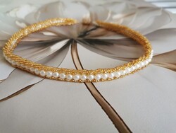Kézműves arany-fehér alkalmi choker nyakék – Teklagyöngyös spirál nyaklánc
