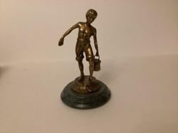 Fiú vödörrel, réz szobor, jelzés nélkül, m: 14,5 cm .