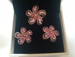 Silver ring and earrings set decorated with cubic zirconia in flower shape