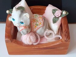 Vintage kerámia macska figura fa ágyban, textil kiegészítőkkel (80-as évek vége)