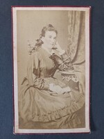 Antik CDV fotó ülő fiatal hölgy viktoriánus ruhában 1870