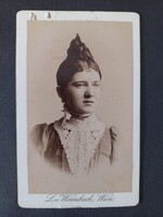 Antik CDV fotó fiatal nő csipkegallérral különleges frizurával Bécs 1890 Werenbach