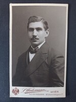 Antik CDV fotó bajuszos fiatal férfi portré K.u.K. udvari fotós Bécs 1910