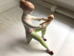 Kislány macival, Aquincumi porcelán figura. A jellegzetes porcelán figurát Káldor Aurél tervezte……….