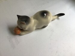 Porcelán cica figura, Zsolnay, kedvelt retró kisplasztika. Fekvő macska amellső mancsaiban gombolyag