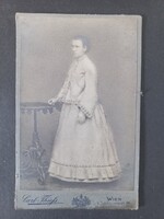 Antik CDV fotó fiatal nő egész alakos portréja világos ruhában Bécs 1870