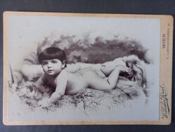 Antik kabinetfotó Antik kabinetfotó, hason fekvő kisgyermek szőrmetakarón Bécs Wilhelm Kral kb. 1900
