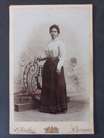 Antik kabinetfotó Fiatal nő egész alakos portréja, Schönberg Rössler Wien kb. 1900