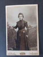 Antik kabinetfotó Elegáns fiatal nő fekete ruhában Schönberg Rössler Wien kb. 1900