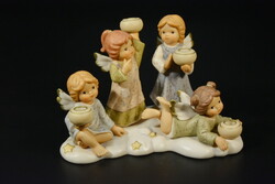Goebel Nina & Marco – Mennyei advent, 4 angyalos porcelán adventi gyertyatartó – Julia E. Limpke