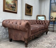 Exkluzív Chesterfield Jellegű Háromszemélyes Klubkanapé
