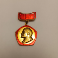 Szovjet időkből származó, Vlagyimir Iljics Lenint ábrázoló vintage jelvény / kitüző /kitüntetés/.
