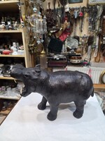 Bőr víziló figura