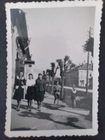 Old photo of 3 young women in Szarvas, walking in front of a paper shop 1941