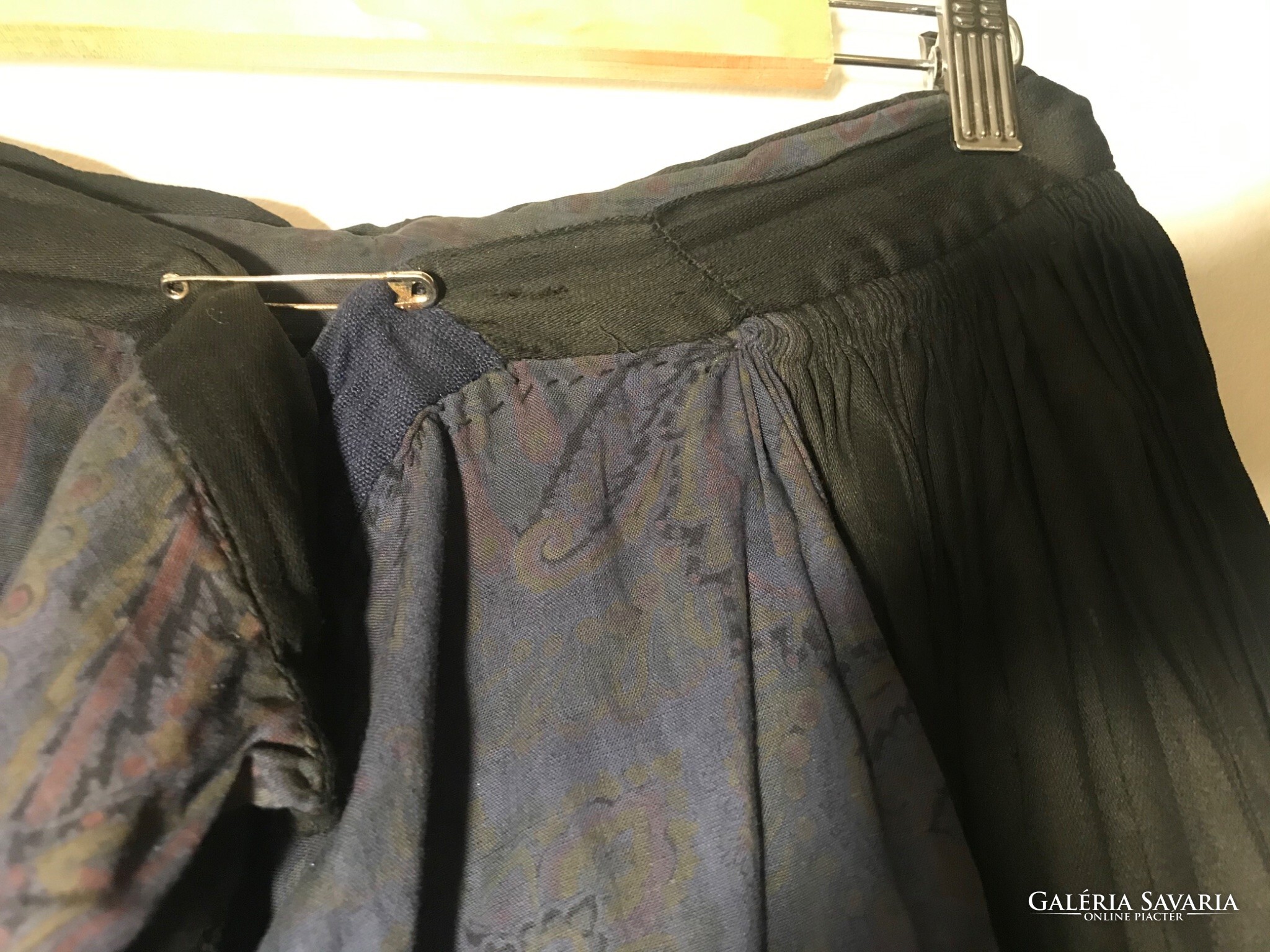Vintage Fekete Rakott Pamutszoknya Gardrób | Galéria Vintage KHUJO női kabát Gardrób | Galéria Savaria online