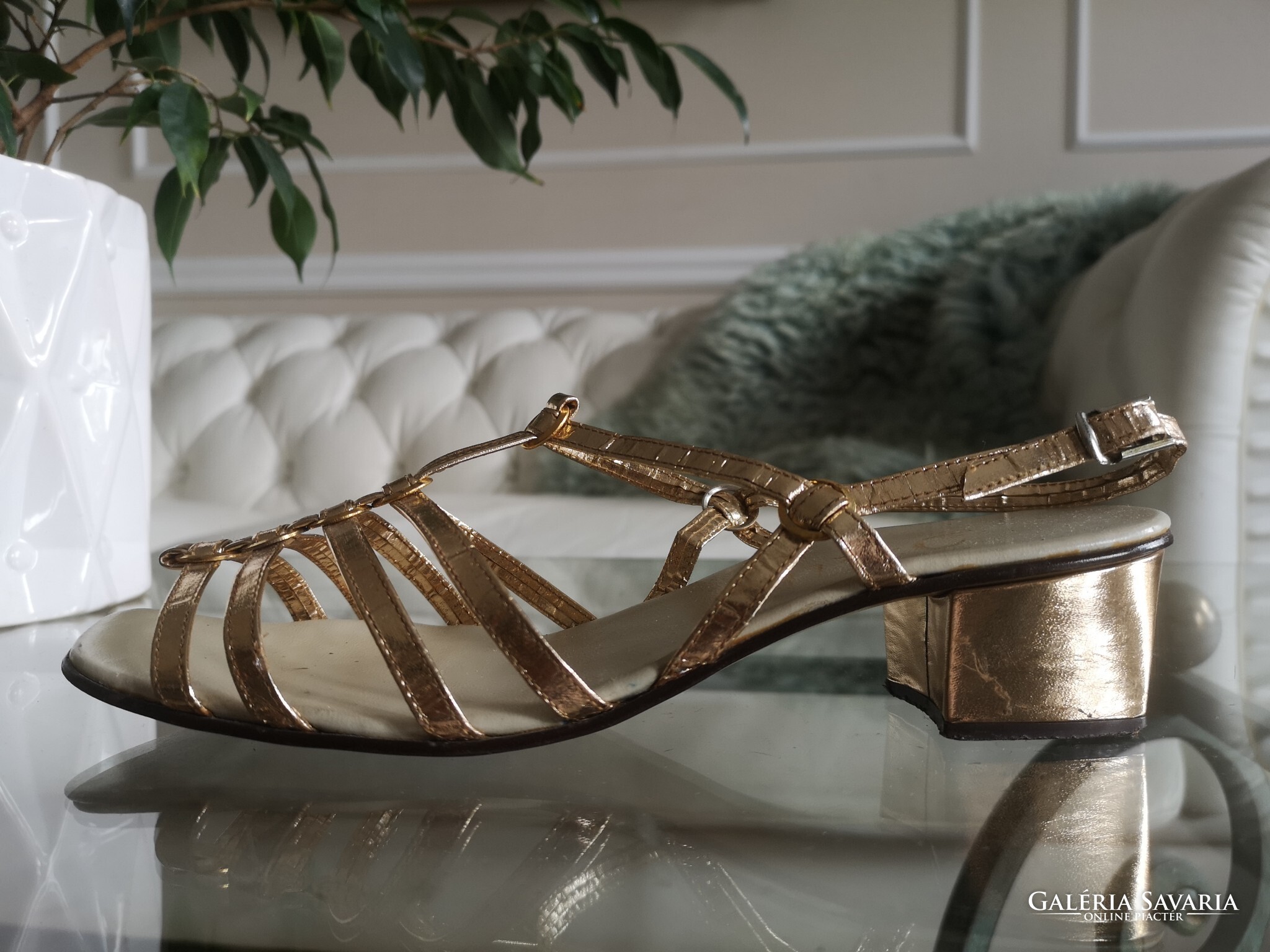 Vintage sandals online shop