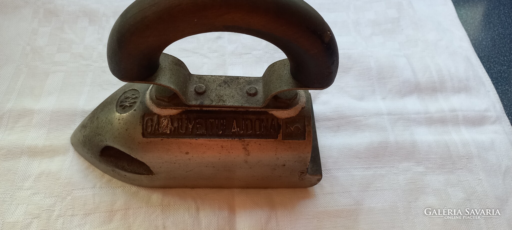 Cast iron iron, old gas Szfv with soleplate Metalware - Main Image