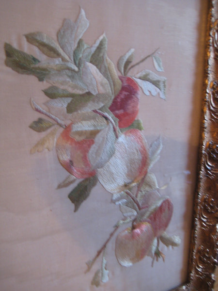 Almaszüret hímzett selyem kép -gyönyörű kereteben