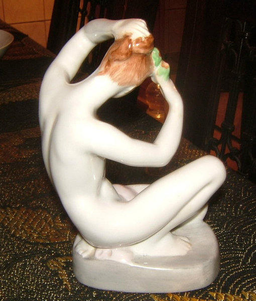 Nude woman combing her hair - nude / aquincum