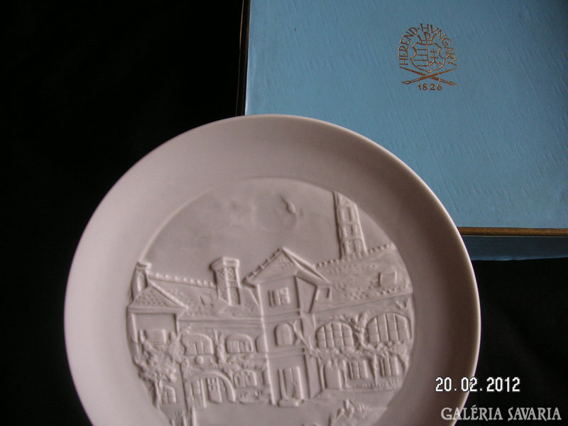 Herendi tányér ,  finom átlátszó porcelánból , díszdobozában