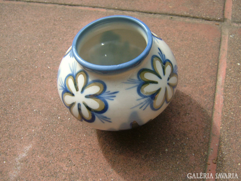 Jelzett kézzel festett porcelán váza
