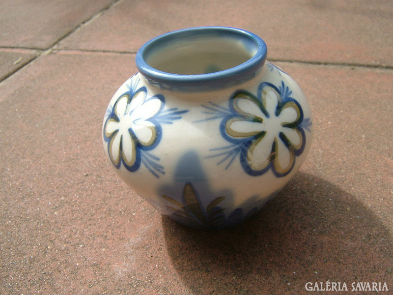 Jelzett kézzel festett porcelán váza