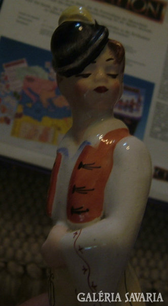 Jelzett, kézzel festett ritka legényke figura