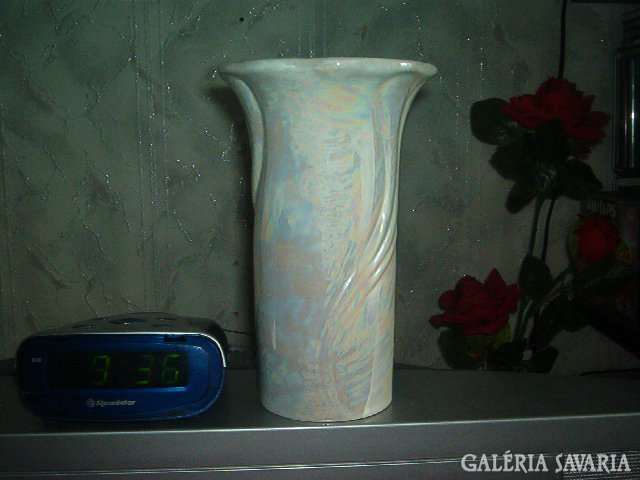 Irizáló, gyöngyház színű váza