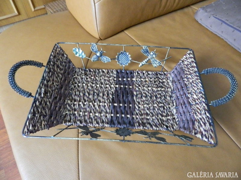 Iron basket with a woven base with a wasp pattern