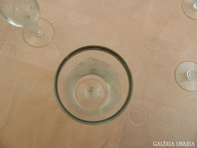 6 parts of glass glasses with a polished grape leaf pattern