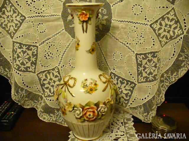 Gyönyörű porcelán váza, rózsa plasztikus díszítésse