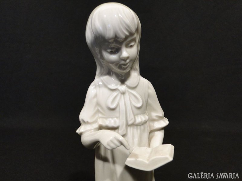 5246 Régi jelzetlen porcelán kislány szobor