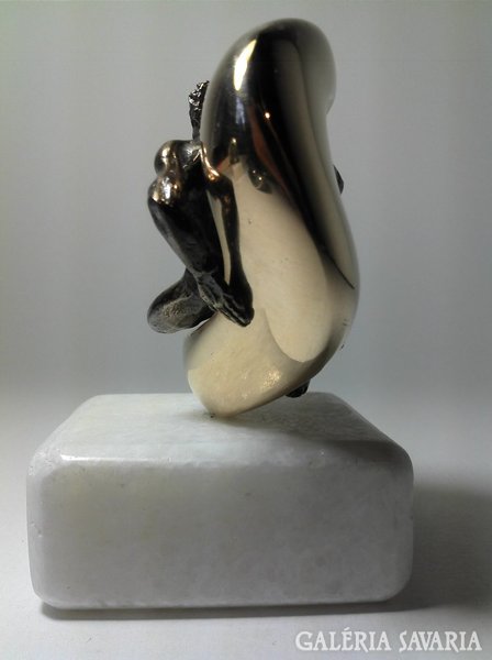 Lovers ring statue
