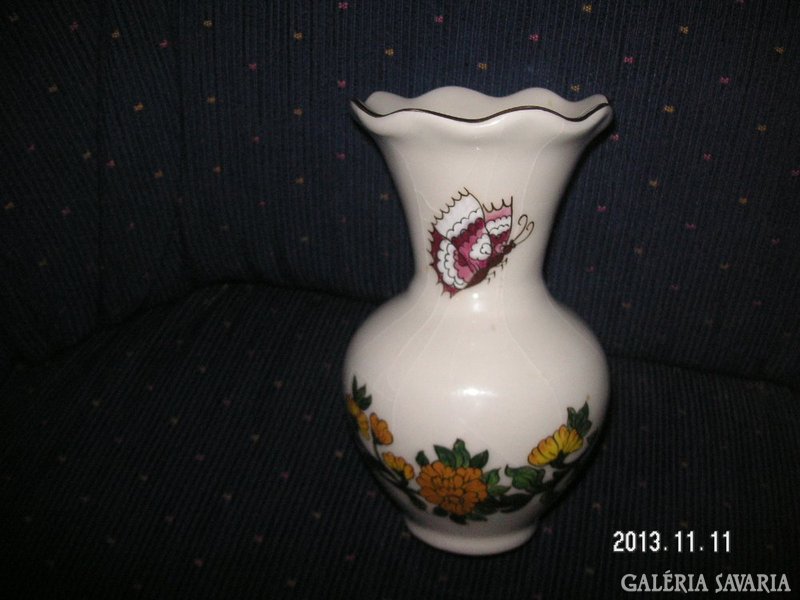 The product of the short-lived mattyasovszky-zsolnay manufactory is the vase