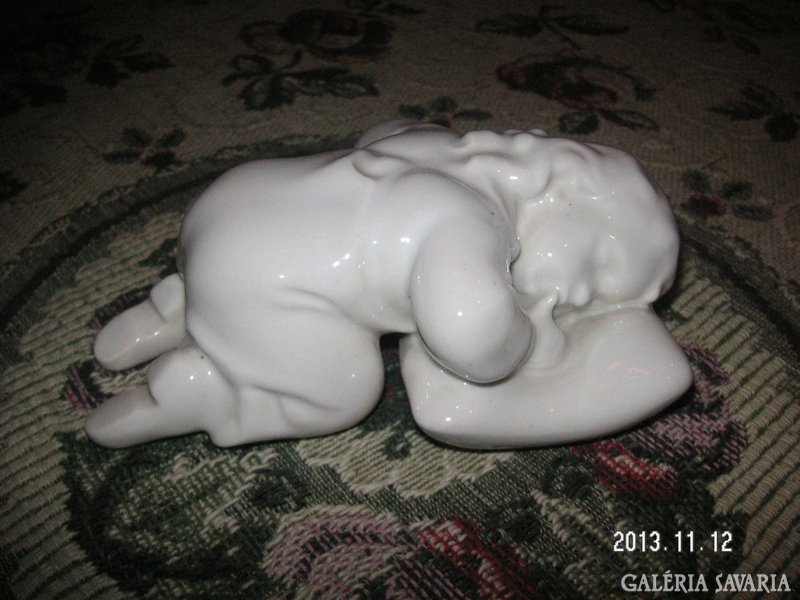 Zsolnay alvó kisfiu , az egyik legszebb Sinkó figura, hibátlan, ritkán latható darab.. Jelzett !