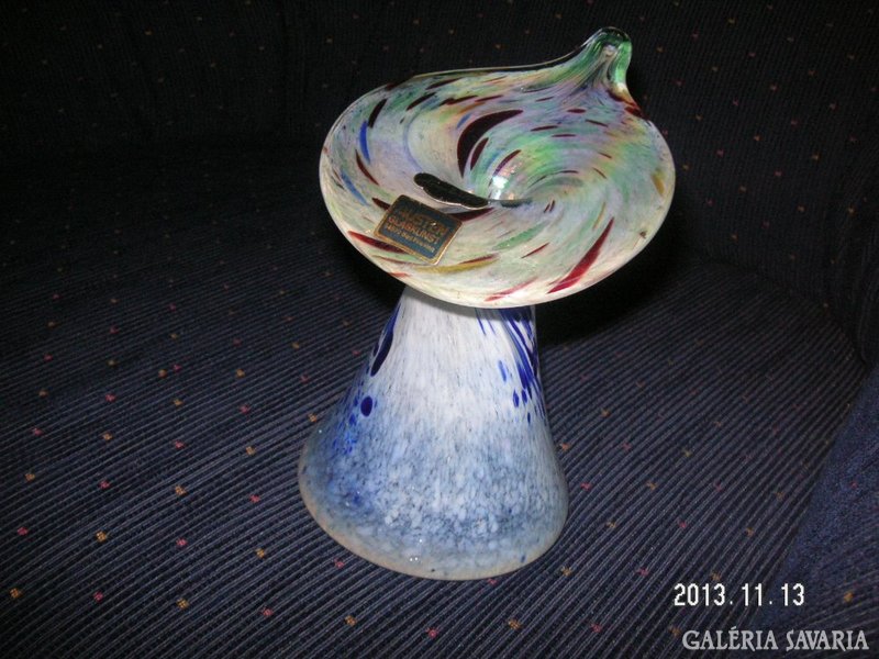 Művészi üvegváza a világhirű  Austen Glaskunst műhelyéből. Nagyon tetszetős kézimunka. A váza a sziv