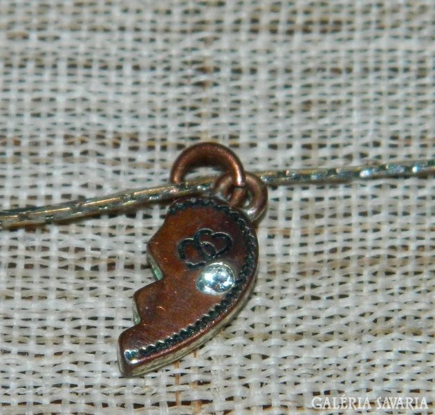 Antik filigrán nyaklánc félszív köves  érmével