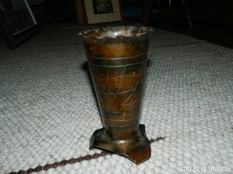 Iparművészeti kézzel kalapált és gravírozott fém váza