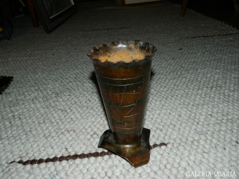 Iparművészeti kézzel kalapált és gravírozott fém váza
