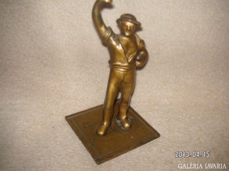 Solid bronze male figure, 20 centimeters high.
