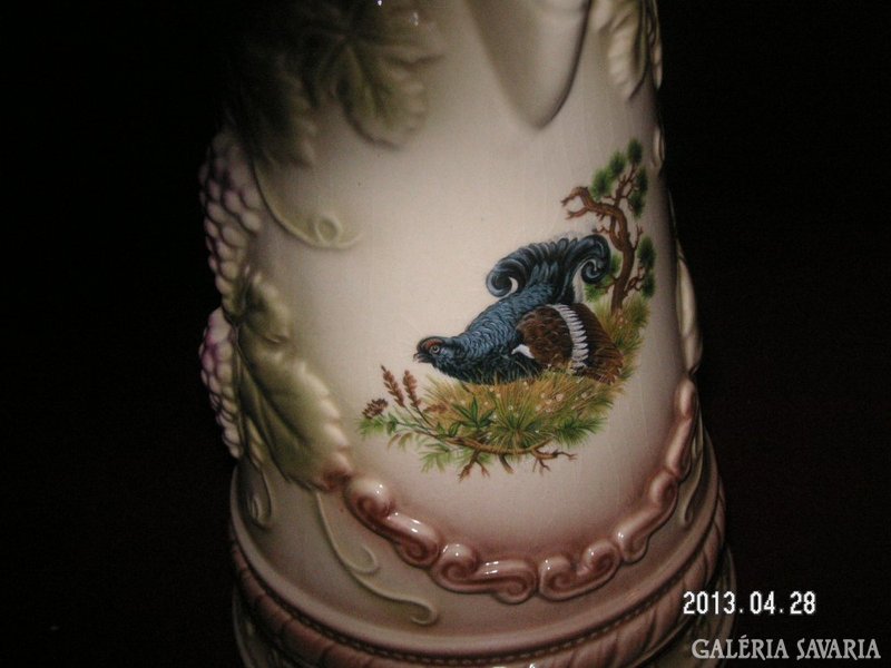 Majolica pitcher, for hunters, with grouse and decorative grapes on the side, 26 cm